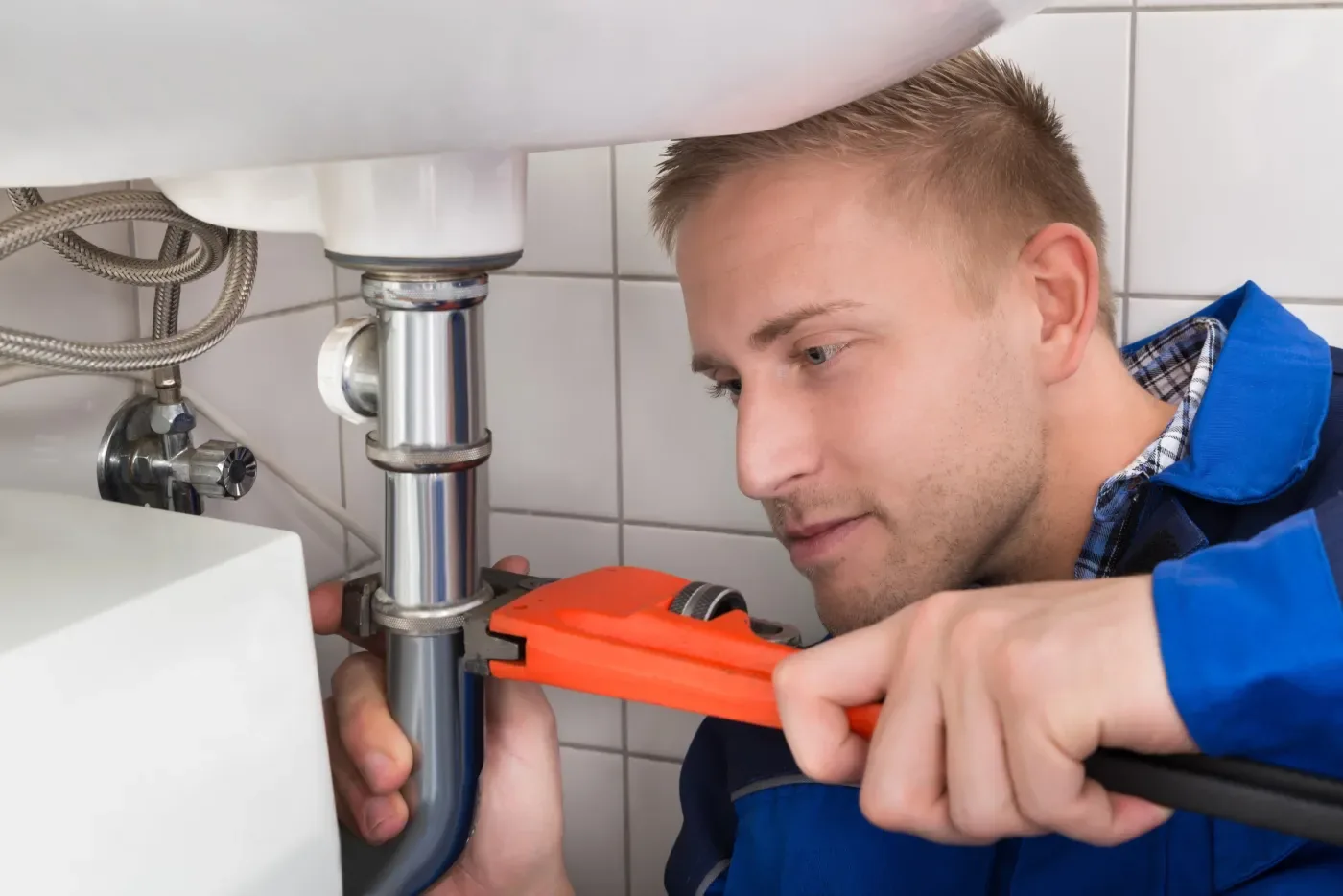 Reprise d'un siphon et des flexibles sous un lavabo lors d'un dépannage sanitaire dans le Val-de-Marne