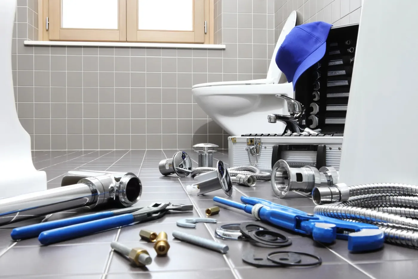Cuvette de WC et raccords de robinetterie préparés pour une pose dans le 94